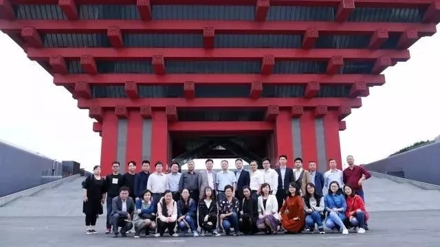 2017.10松江新阶层人士参观“海上新力量 喜迎十九大主题艺术展”，区新联会会长张建军出席活动