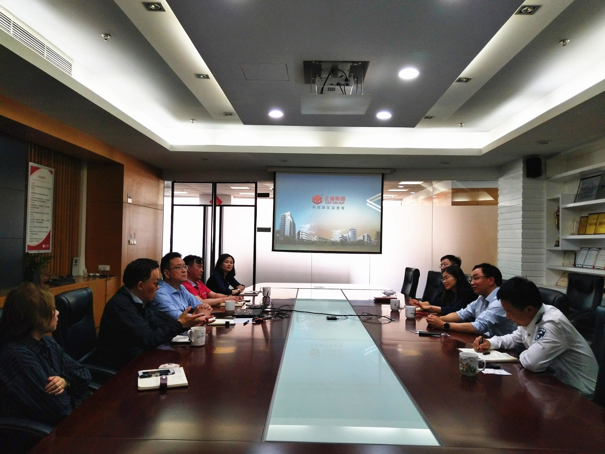 2020.5 松江区生态环境局局长金正斌一行来企福集团调研，现场为园区企业排忧解难