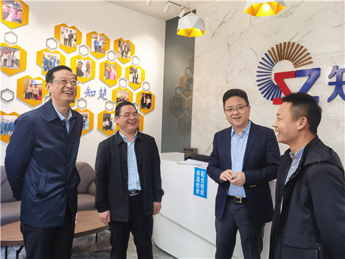 2021.4 宿豫区政协主席一行莅临企福新尚科技园考察，松江区政协经济委员会主任黄桂弟陪同