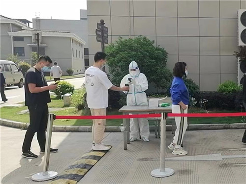 2022.5 持证上岗！企福物业工作人员为园区企业进行核酸采样