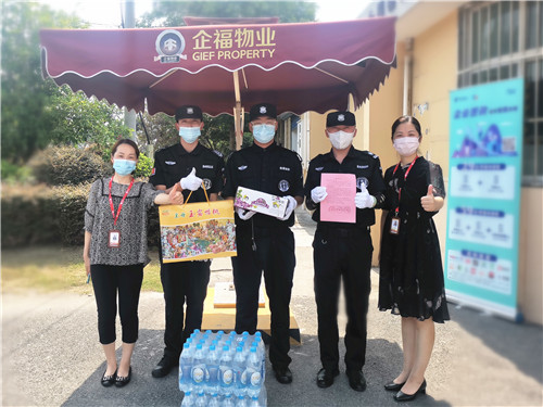 2022.7 企福集团领导带队，冒着高温到园区慰问一线员工