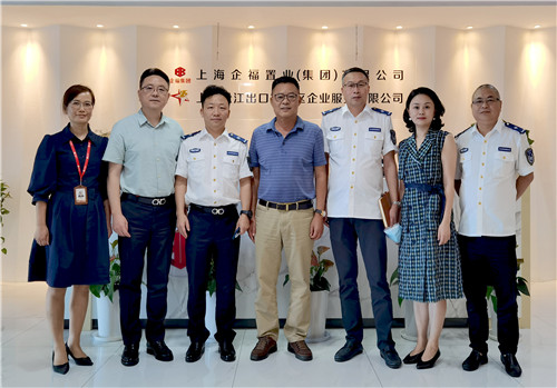 2022.8 松江区水务执法支队党支部书记张春峰一行来企福送服务