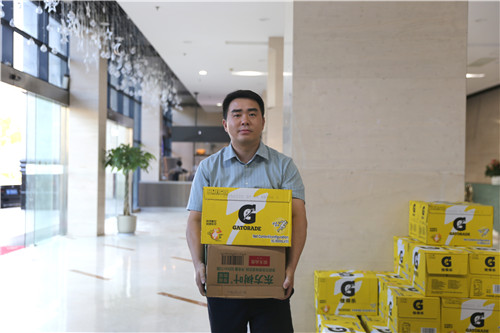 2025.7 企福集团给员工发放高温饮品